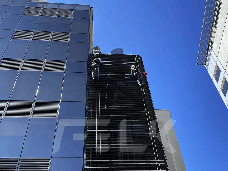 Equipe da Felk em alpinismo industrial na fachada de um edifício